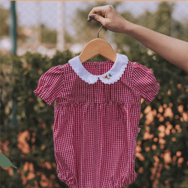 Romper Meg xadrez vermelho com gola bordada