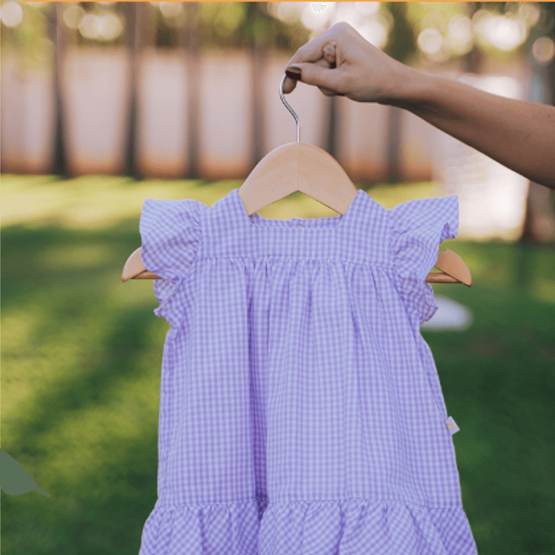 Vestido Ester lilás com babados e bordado