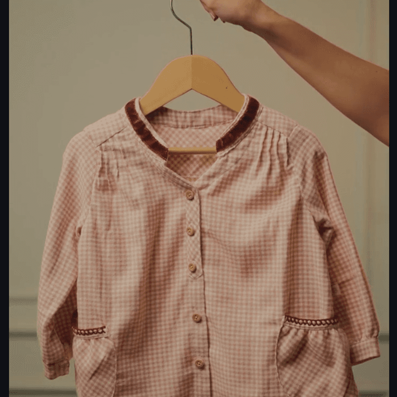 Vestido de Flanela rosa com botões e gola em crochê