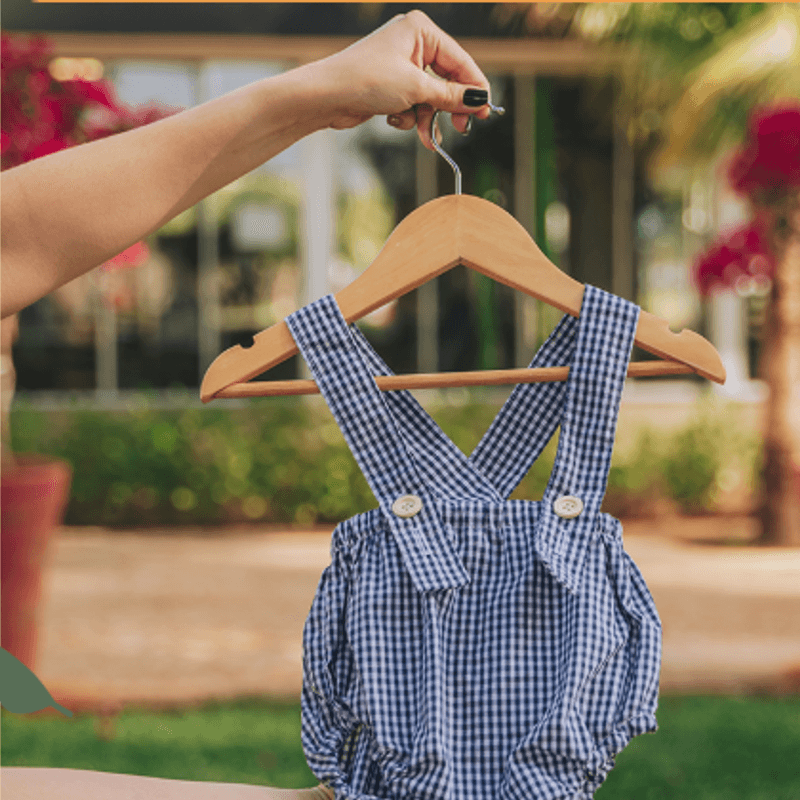 Jardineira tapa fralda jeans com suspensório